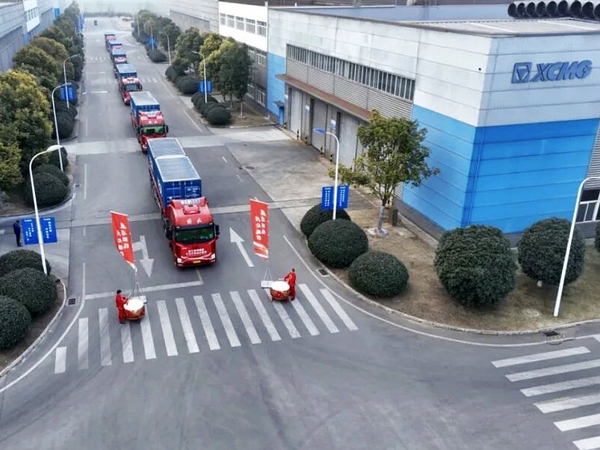 Over 800 Sets of XCMG Track Chassis Products Shipped Overseas in Bulk